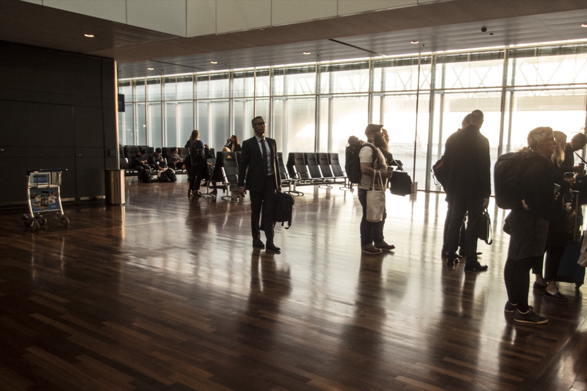 Ljus terminal på Arlanda med resenärer