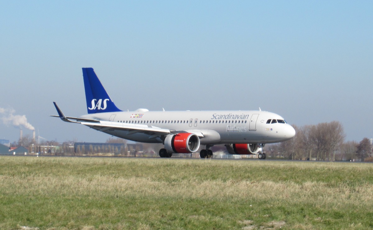 Passagerare väntar på försenat SAS-flyg på Arlanda