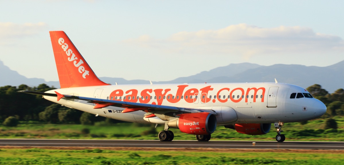 EasyJet-flygplan vid gate