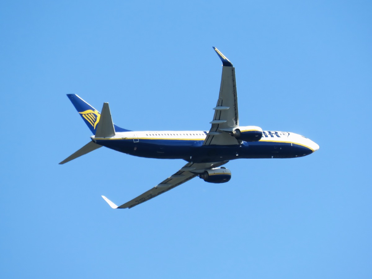 Ryanair-flygplan vid gate