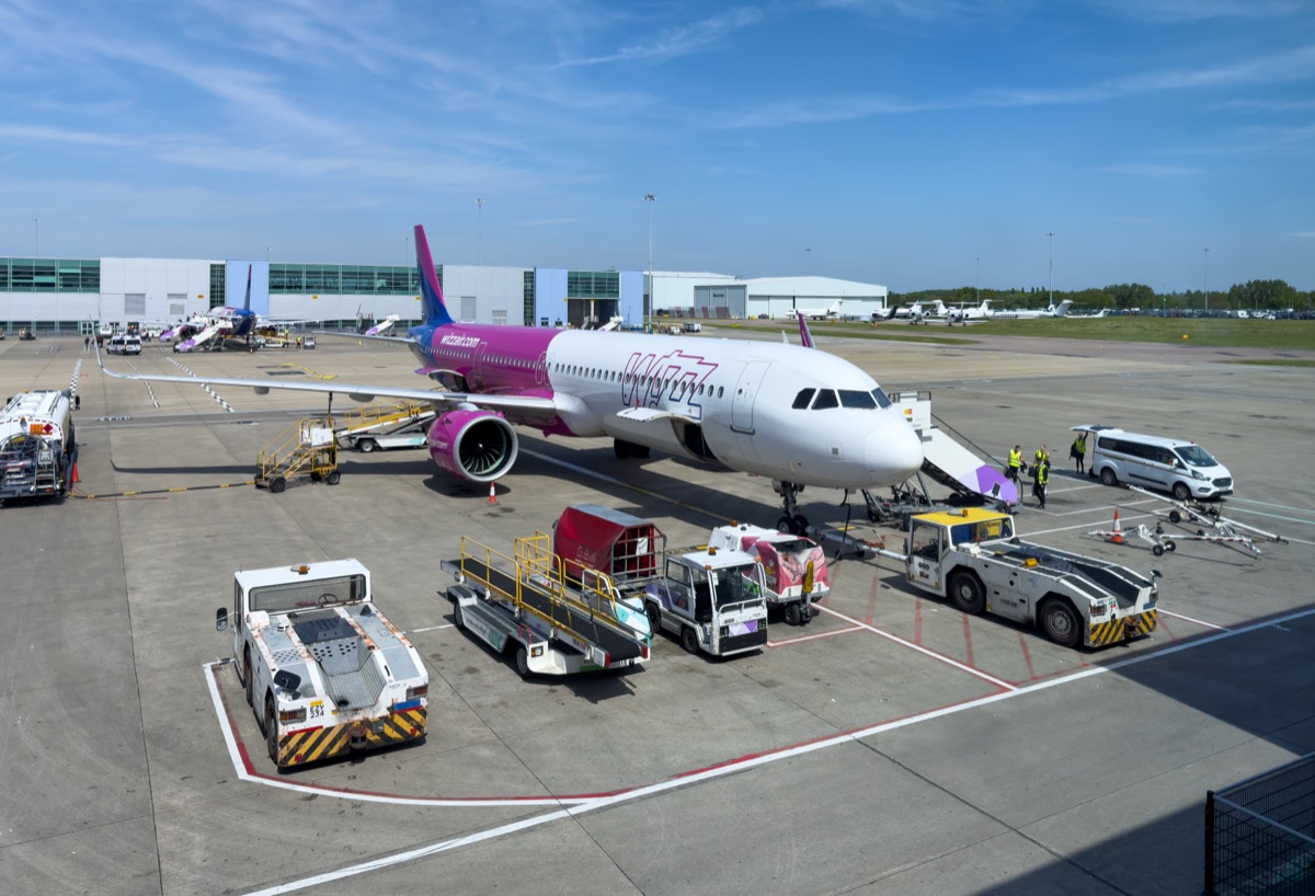 Wizz Air-flygplan vid gate